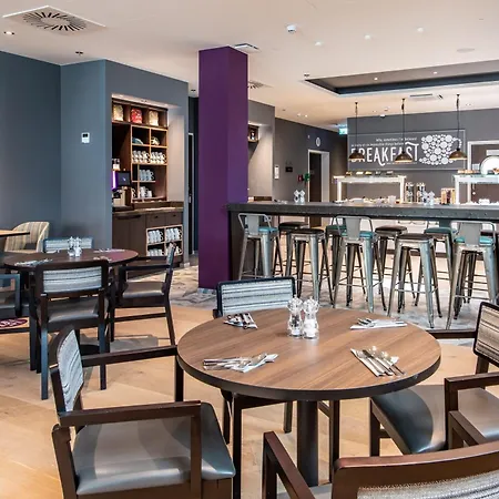 Premier Inn Stuttgart City Centre-2